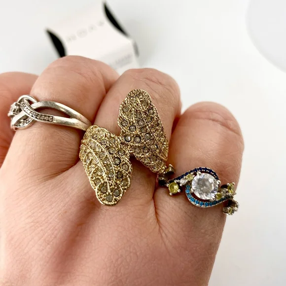 SOLD Vintage Women's Avon Gold Tone Shimmering Leaves Multilayered Ring Size 10. - Picture 3 of 5